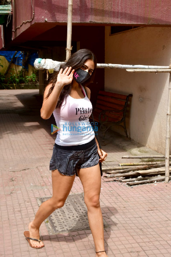 photos sara ali khan and janhvi kapoor spotted at pilates 4