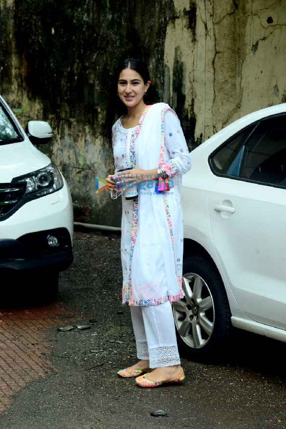 Photos: Sara Ali Khan and Pooja Hegde spotted at pilates studio in Santacruz Photos: Sara Ali Khan and Pooja Hegde spotted at pilates studio in Santacruz