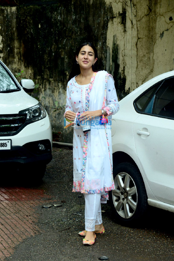 photos sara ali khan and pooja hegde spotted at pilates studio in santacruz 3