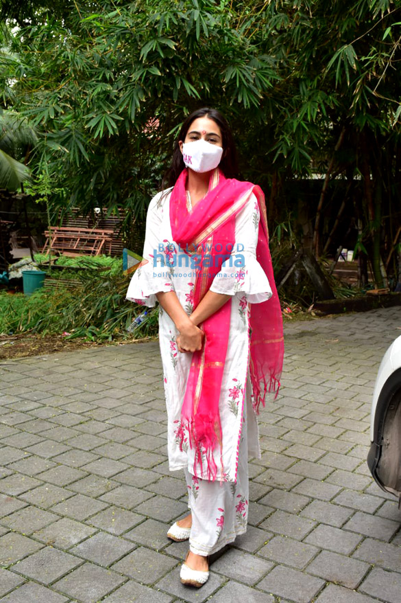 photos sara ali khan snapped in juhu 2 4