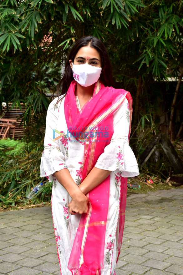 photos sara ali khan snapped in juhu 3 4