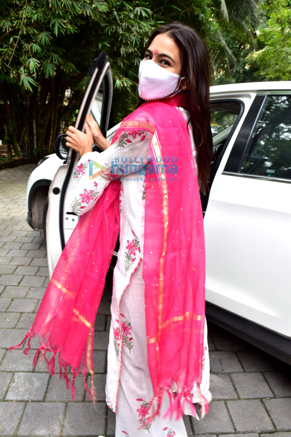 photos sara ali khan snapped in juhu 4 3