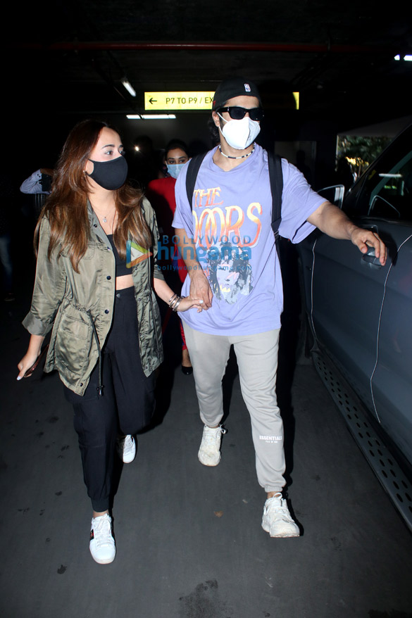 photos shahid kapoor shruti haasan karishma tanna and others snapped at the airport 8