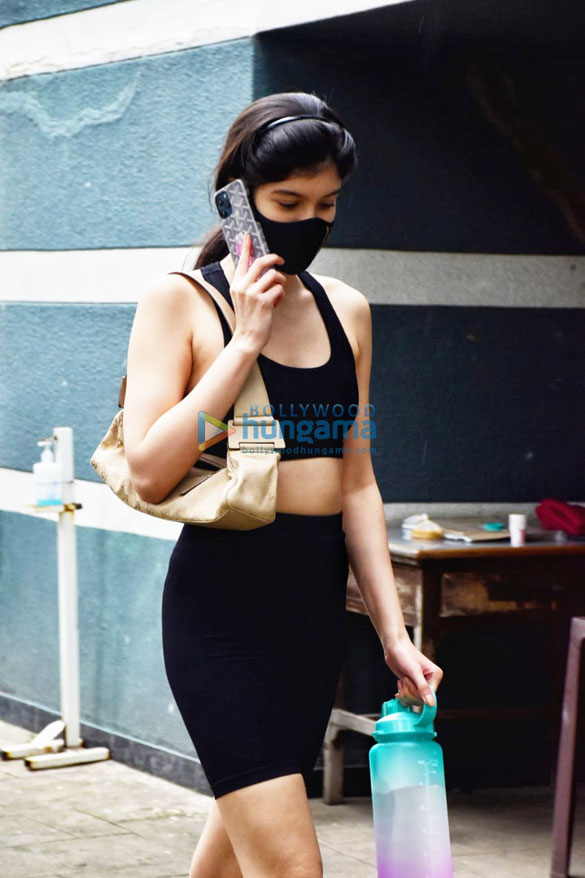 photos shanaya kapoor snapped in juhu 5