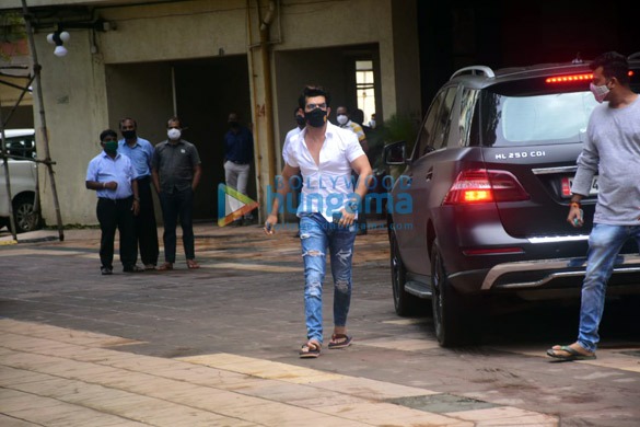 photos shehnaaz gill and others at sidharth shuklas last rites 11