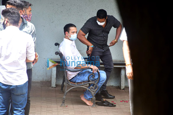 photos shehnaaz gill and others at sidharth shuklas last rites 3