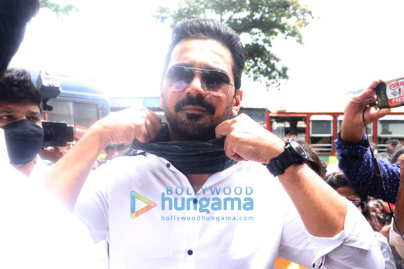 photos shehnaaz gill and others at sidharth shuklas last rites 7