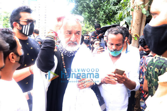 photos shehnaaz gill and others at sidharth shuklas last rites 8