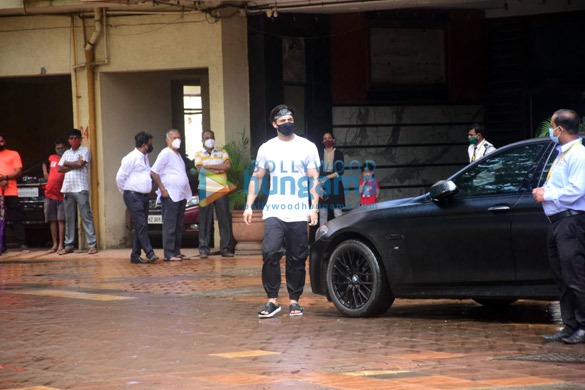 photos shehnaaz gill and others at sidharth shuklas last rites 9