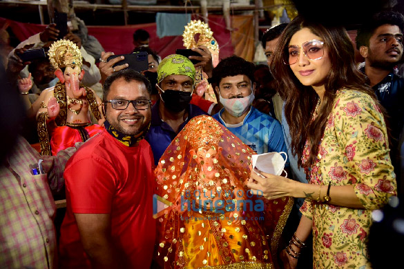 Photos: Shilpa Shetty spotted bringing home an idol of Ganpati for Ganesh Chaturthi Photos: Shilpa Shetty spotted bringing home an idol of Ganpati for Ganesh Chaturthi