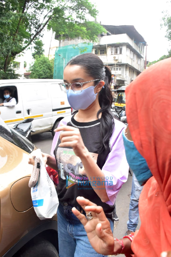photos shraddha kapoor snapped in bandra 5