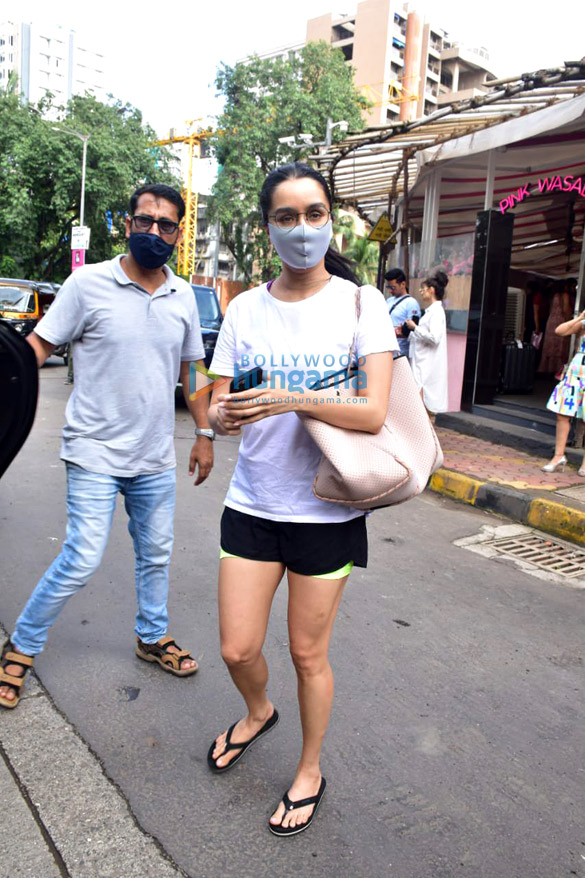 Photos: Shraddha Kapoor snapped in Juhu Photos: Shraddha Kapoor snapped in Juhu