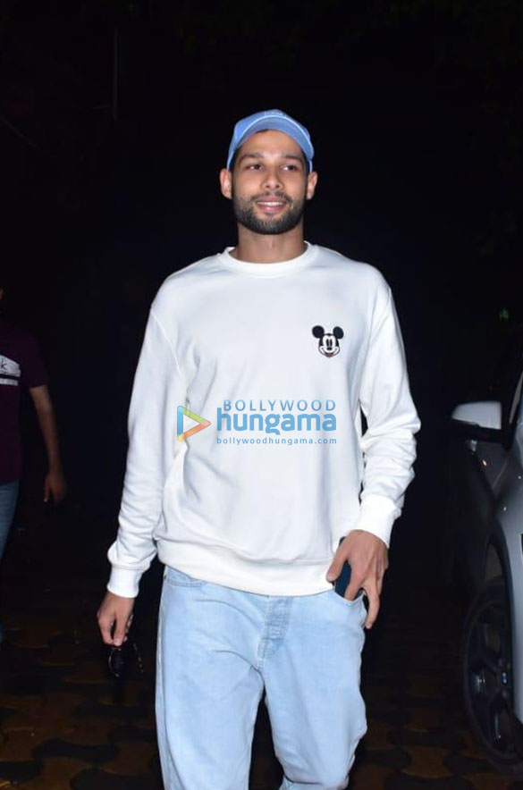 photos siddhant chaturvedi snapped at murad khetanis house in juhu 3