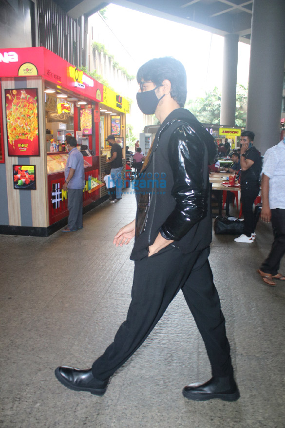 photos siddharth malhotra urvashi rautela amyra dastur and others spotted at the airport 7