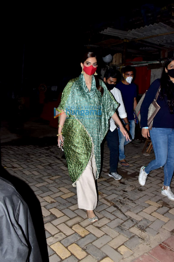 photos sonam kapoor ahuja snapped at the versova jetty 4