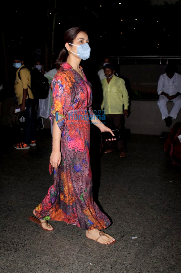 photos sunny leone and tamannaah bhatia snapped at the airport 5