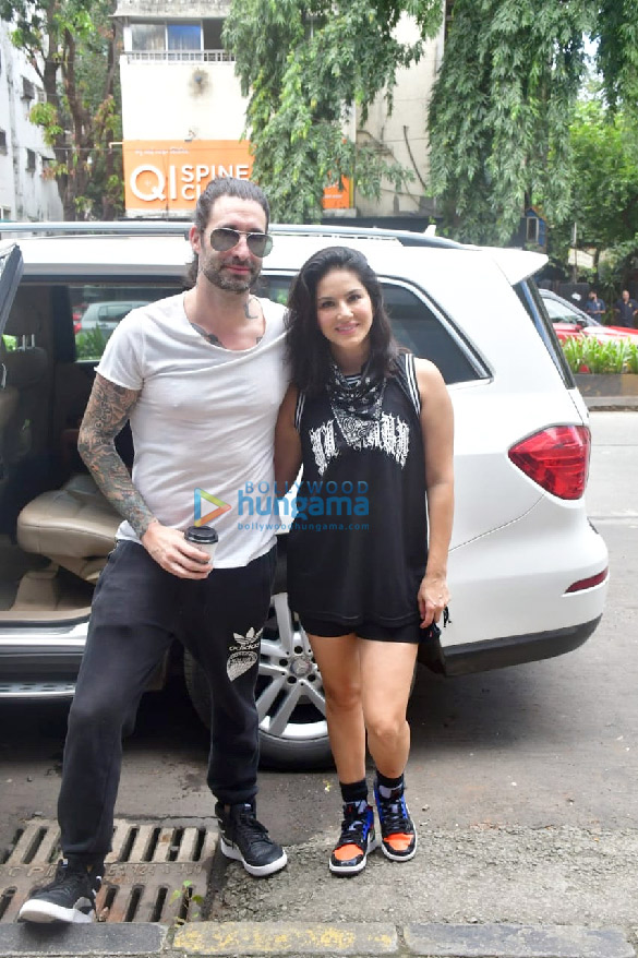 photos sunny leone spotted at food hall with her family 4