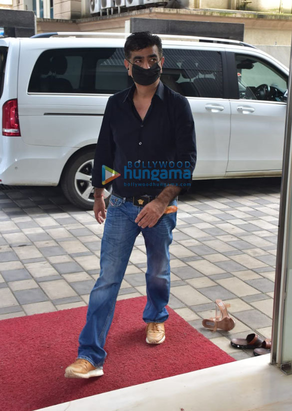 photos urvashi rautela rohit shetty bhushan kumar and others snapped at t series office for ganpati darshan 5