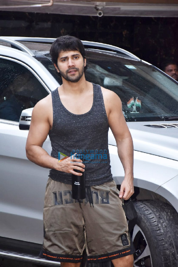 Photos: Varun Dhawan snapped at a gym in Juhu Photos: Varun Dhawan snapped at a gym in Juhu