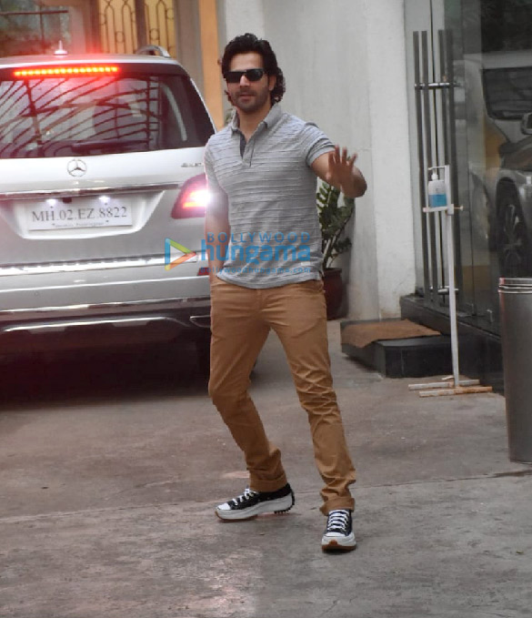 photos varun dhawan snapped at a gym in khar 4 2