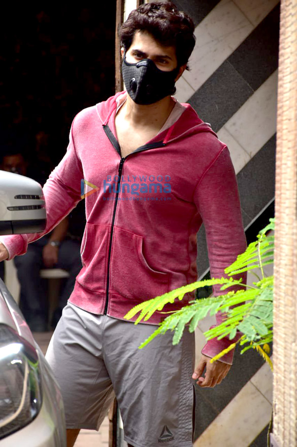 photos varun dhawan snapped at the gym in juhu 1 8