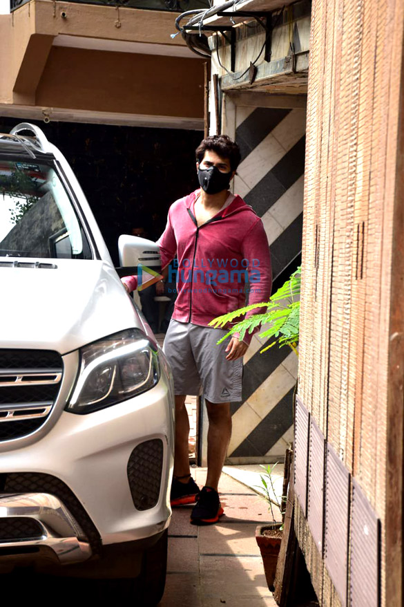 photos varun dhawan snapped at the gym in juhu 4 4