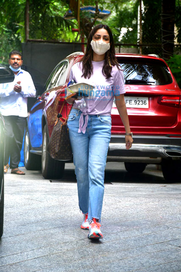 Photos: Yami Gautam Dhar snapped at the Maddock Films office Photos: Yami Gautam Dhar snapped at the Maddock Films office