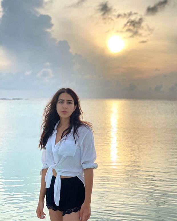 Sara Ali Khan looks resplendent as she enjoys her day at the beach in ...