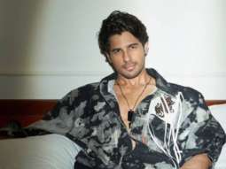 Sidharth Malhotra looks dapper in his latest post as he is dressed in smart casuals