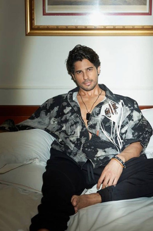 Sidharth Malhotra looks dapper in his latest post as he is dressed in smart casuals