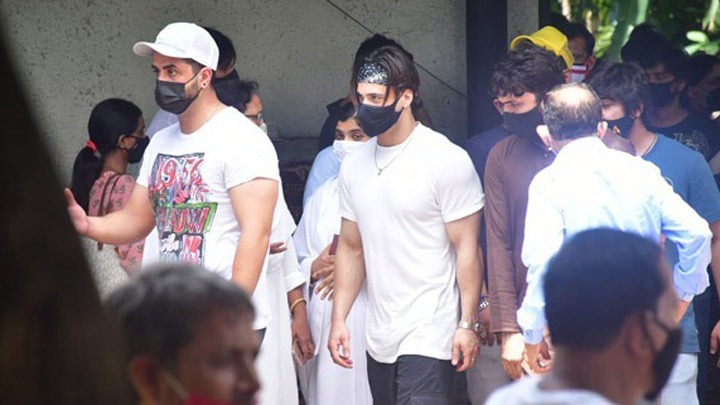 Sidharth Shukla’s Funeral- Shehnaaz Gill, Friends & Family bid him a teary goodbye