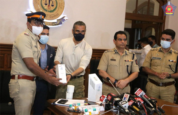 Suniel Shetty distributes 800 air purifiers to be installed at police stations Suniel Shetty distributes 800 air purifiers to be installed at police stations