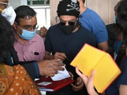 Shah Rukh Khan strikes a pose with Pune metro staff ahead of shoot for Atlee’s next