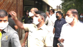 Amitabh Bachchan waved his hand for his fans on his Birthday