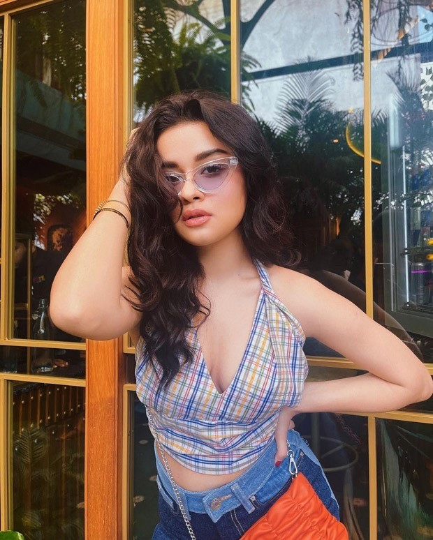 Avneet Kaur slays in cool street style look with a retro touch Avneet Kaur slays in cool street style look with a retro touch