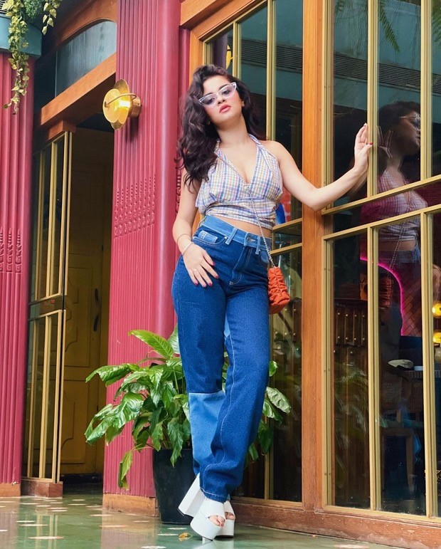 Avneet Kaur slays in cool street style look with a retro touch Avneet Kaur slays in cool street style look with a retro touch