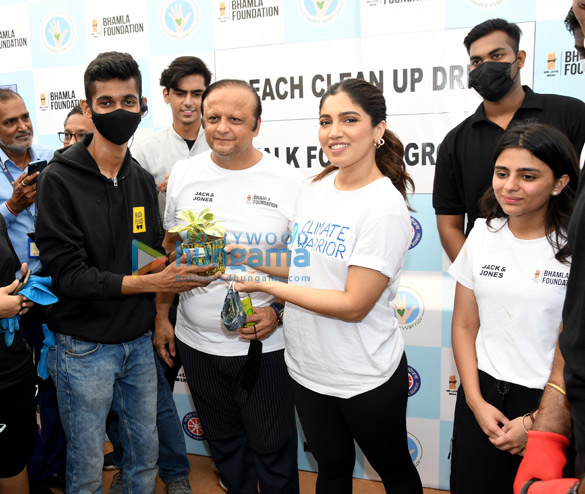 bhumi pednekar snapped participating in the beach cleanup drive at carter road bandra1 1