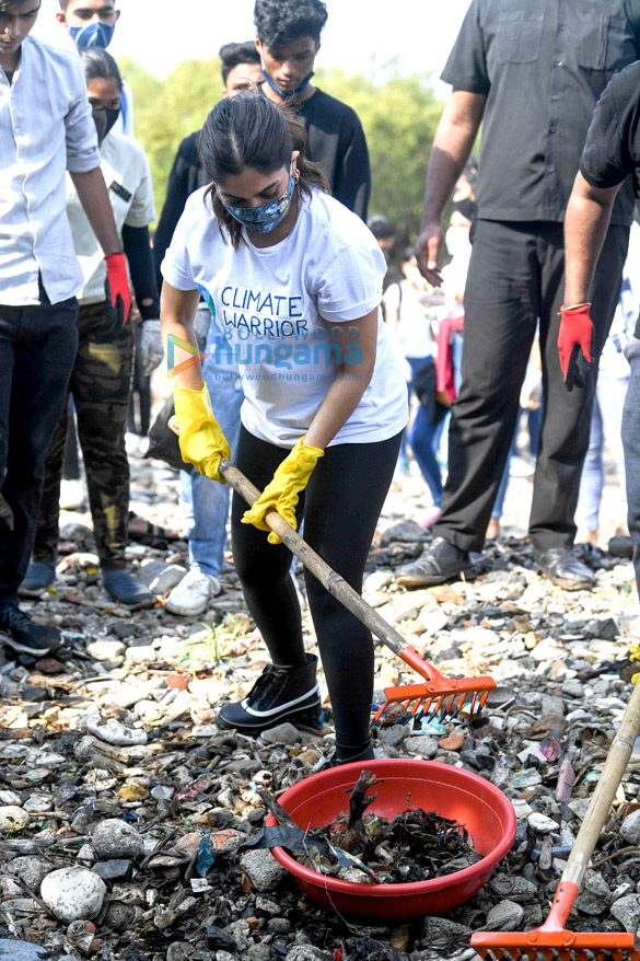 bhumi pednekar snapped participating in the beach cleanup drive at carter road bandra1 2
