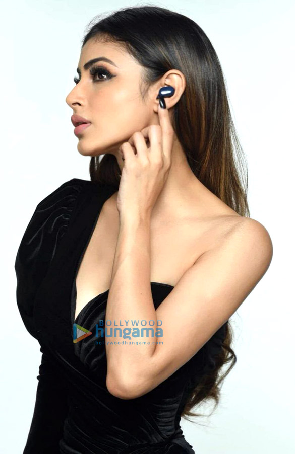 mouni roy 32