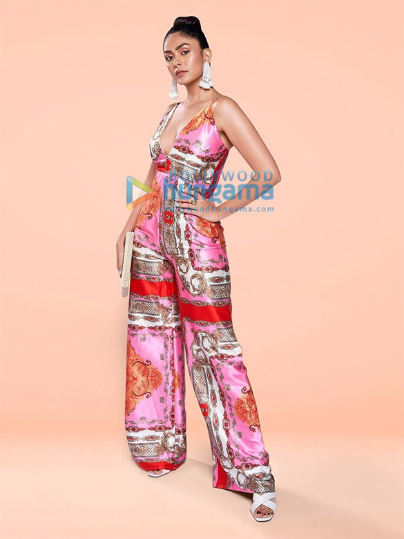 mrunal thakur 1 24