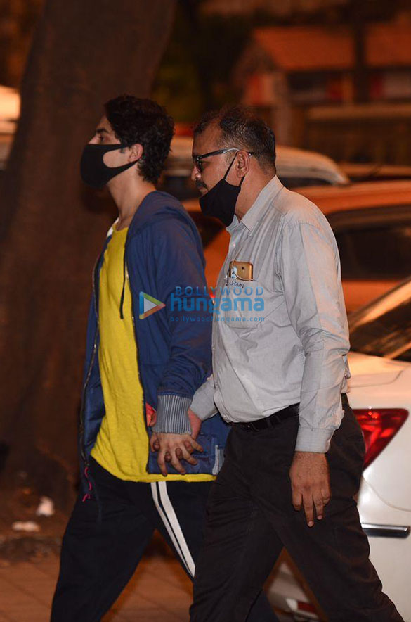 photos aaryan khan snapped outside the ncb office 2