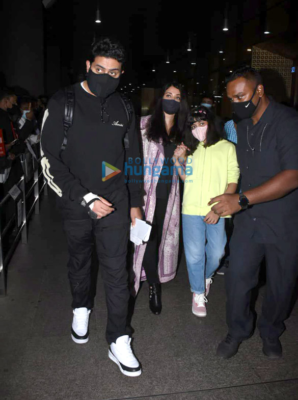 Abhishek Bachchan, Aishwarya Rai Bachchan and Aaradhya Bachchan snapped at  the airport