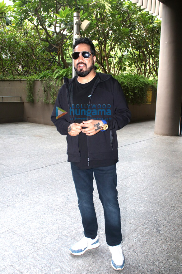 photos abhishek bachchan aishwarya rai bachchan aaradhya bachchan and others snapped at the airport2 1