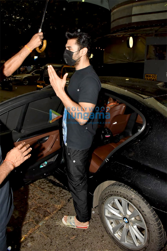 photos aditya roy kapur snapped at hakim aalims salon 1