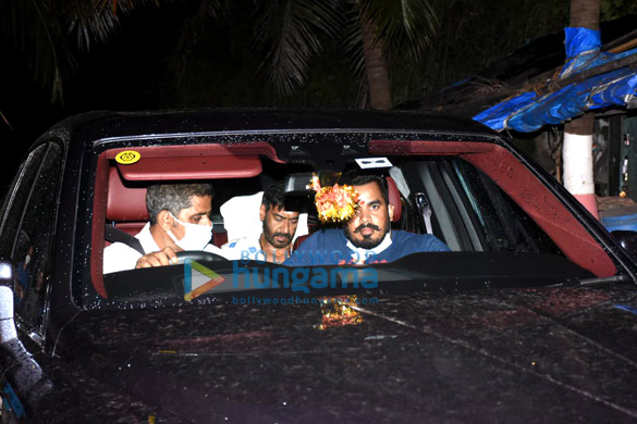 photos ajay devgn spotted at kali mata mandir in juhu 4