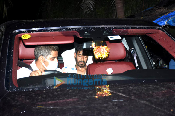 photos ajay devgn spotted at kali mata mandir in juhu 5