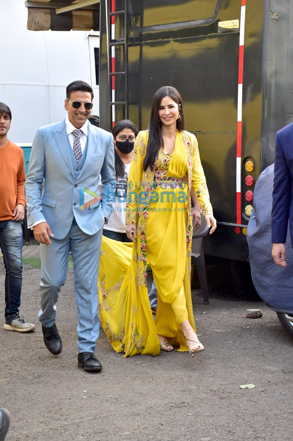 photos akshay kumar katrina kaif and rohit shetty promote sooryavanshi on kbc 2