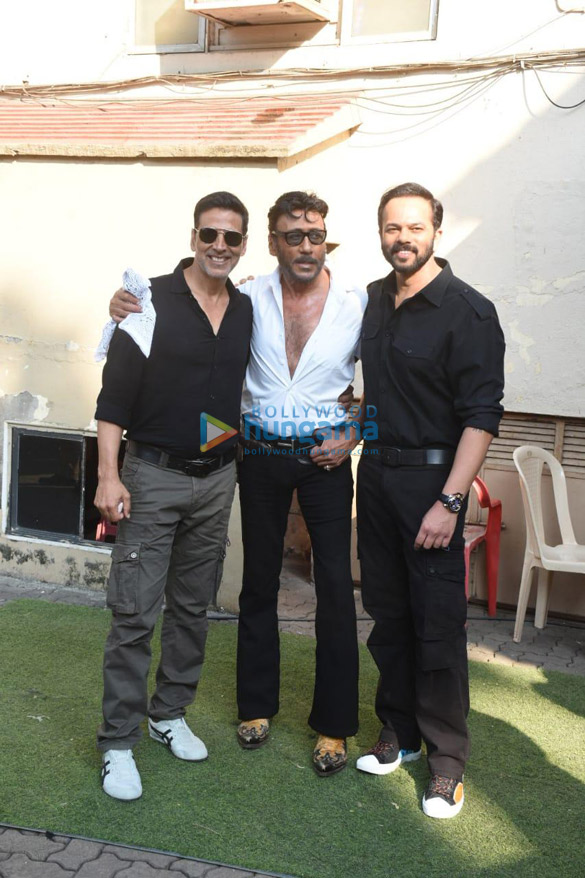 photos akshay kumar rohit shetty and jackie shroff spotted on the sets of chala hawa yeu dya to promote sooryavanshi 6