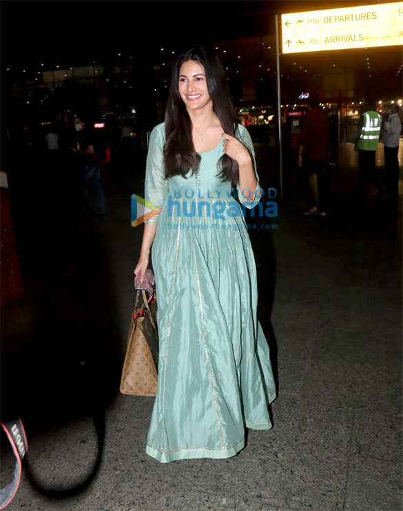 photos amyra dastur shriya saran and raashi khanna snapped at the airport 6