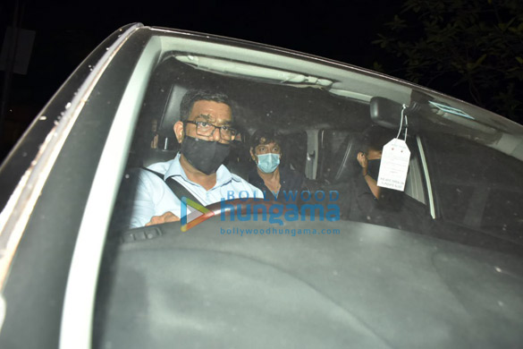 photos ananya panday and chunky pandey return to their bandra home 2 3